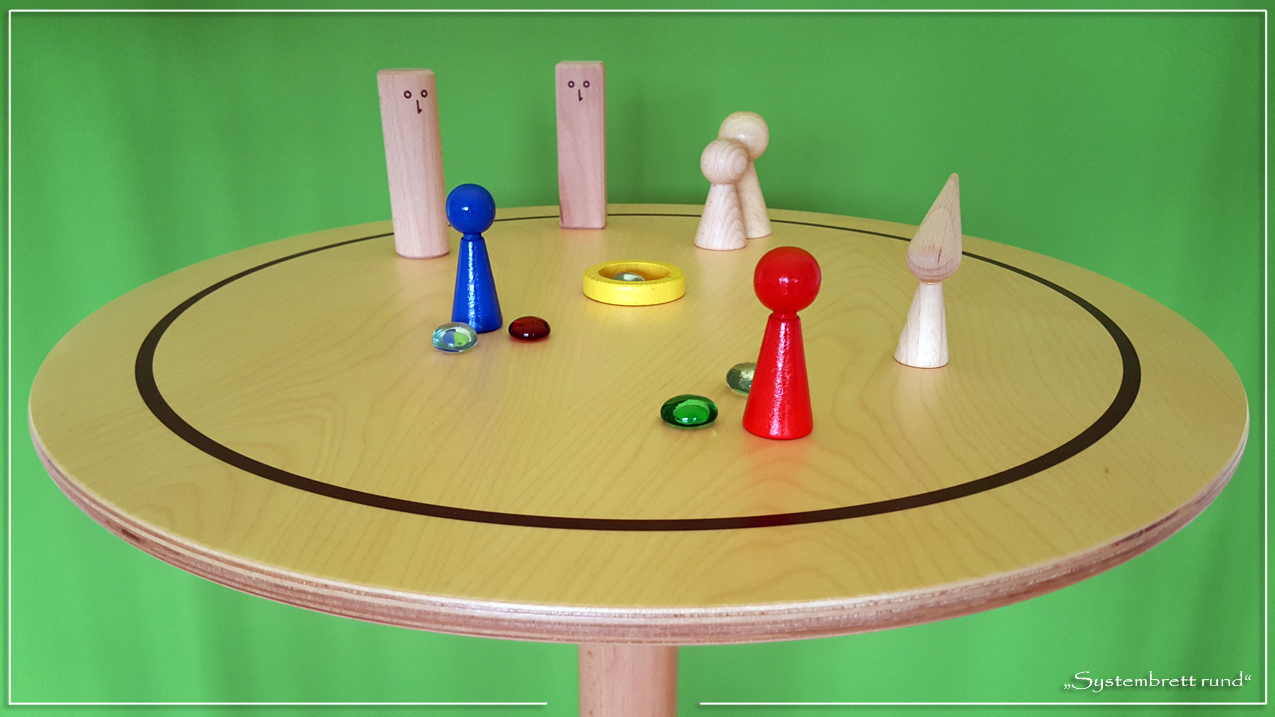 www.systembrett.at &middot; Systembrett-Artikel &middot; &bdquo;Systembrett rund&rdquo; mit einem Durchmesser von 50 Zentimeter inklusive 24 unbehandelten Holzfiguren aus massiver Buche