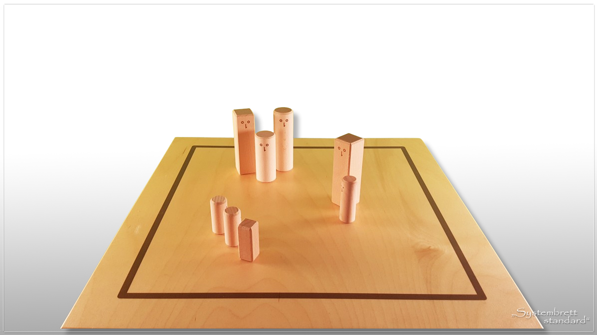 www.systembrett.at &middot; Systembrett-Artikel &middot; &bdquo;Systembrett standard&rdquo; im Format 45 x 45 Zentimeter inklusive 24 unbehandelten Holzfiguren aus massiver Buche