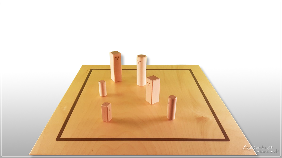 www.systembrett.at &middot; Systembrett-Artikel &middot; &bdquo;Systembrett standard&rdquo; im Format 45 x 45 Zentimeter inklusive 24 unbehandelten Holzfiguren aus massiver Buche