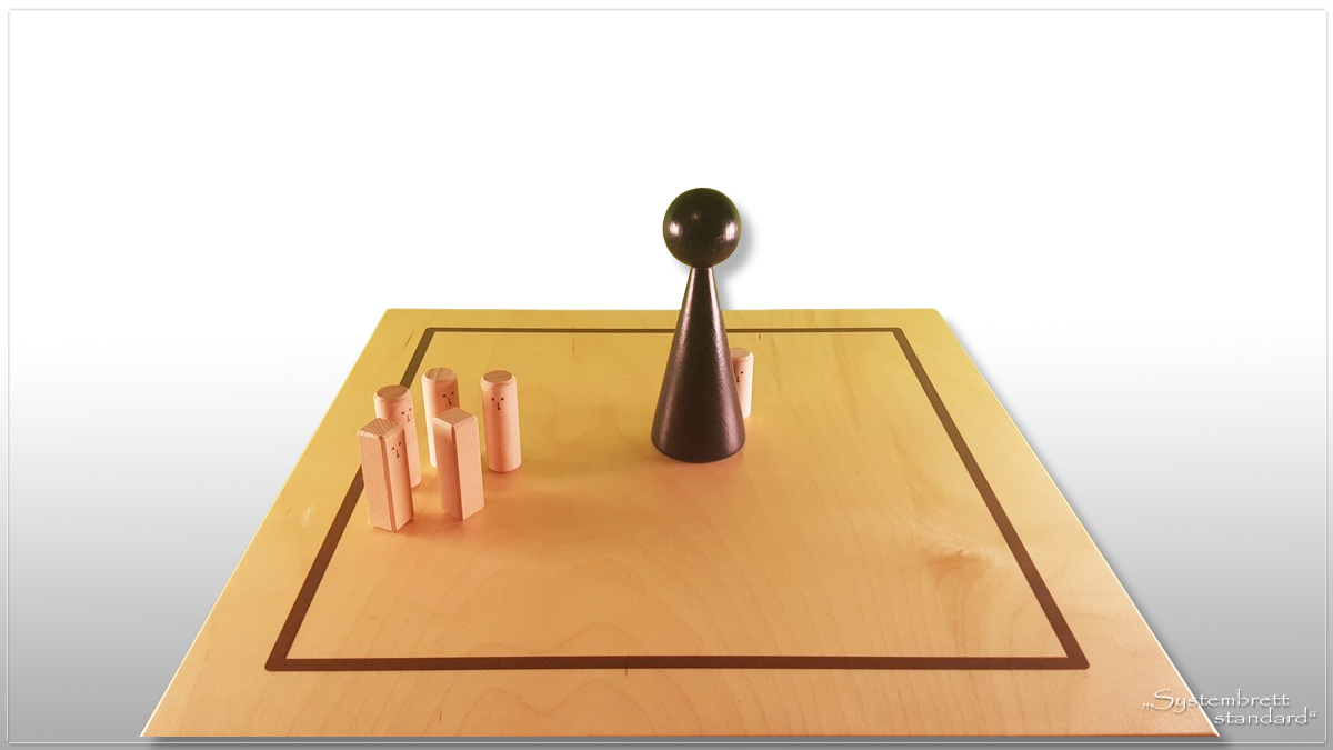 www.systembrett.at &middot; Systembrett-Artikel &middot; &bdquo;Systembrett standard&rdquo; im Format 45 x 45 Zentimeter inklusive 24 unbehandelten Holzfiguren aus massiver Buche