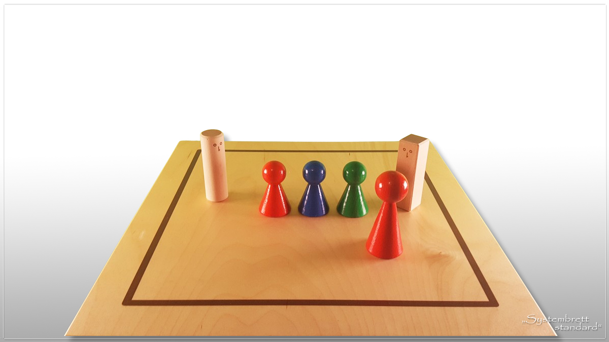www.systembrett.at &middot; Systembrett-Artikel &middot; &bdquo;Systembrett standard&rdquo; im Format 45 x 45 Zentimeter inklusive 24 unbehandelten Holzfiguren aus massiver Buche