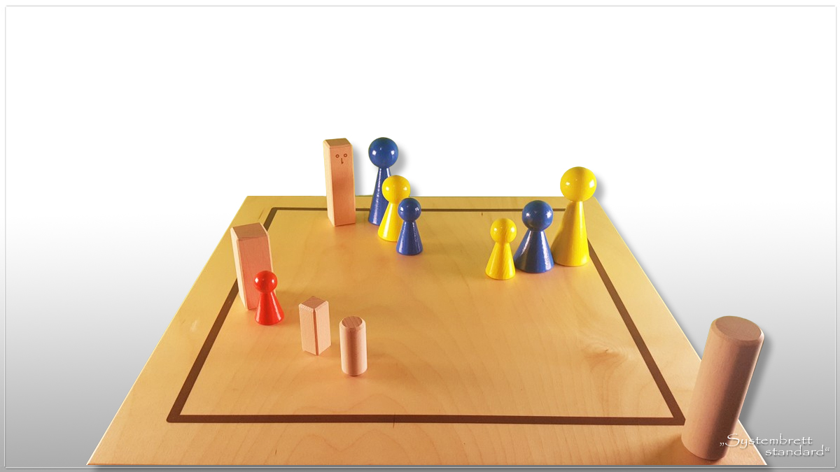 www.systembrett.at &middot; Systembrett-Artikel &middot; &bdquo;Systembrett standard&rdquo; im Format 45 x 45 Zentimeter inklusive 24 unbehandelten Holzfiguren aus massiver Buche