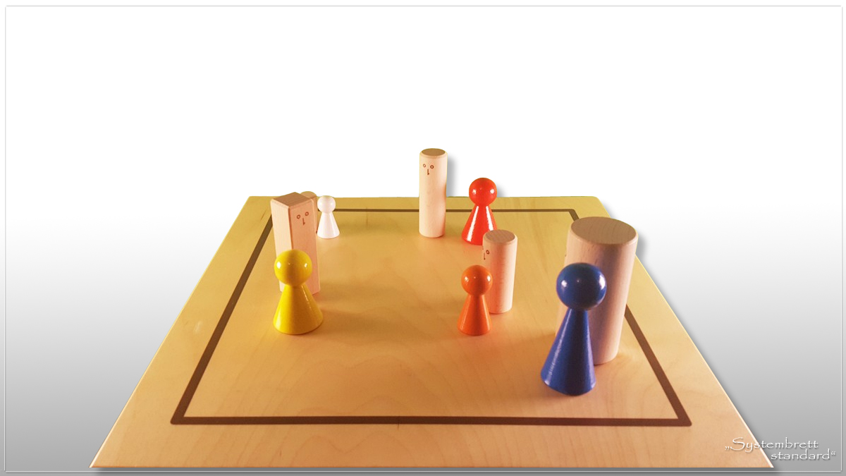 www.systembrett.at &middot; Systembrett-Artikel &middot; &bdquo;Systembrett standard&rdquo; im Format 45 x 45 Zentimeter inklusive 24 unbehandelten Holzfiguren aus massiver Buche