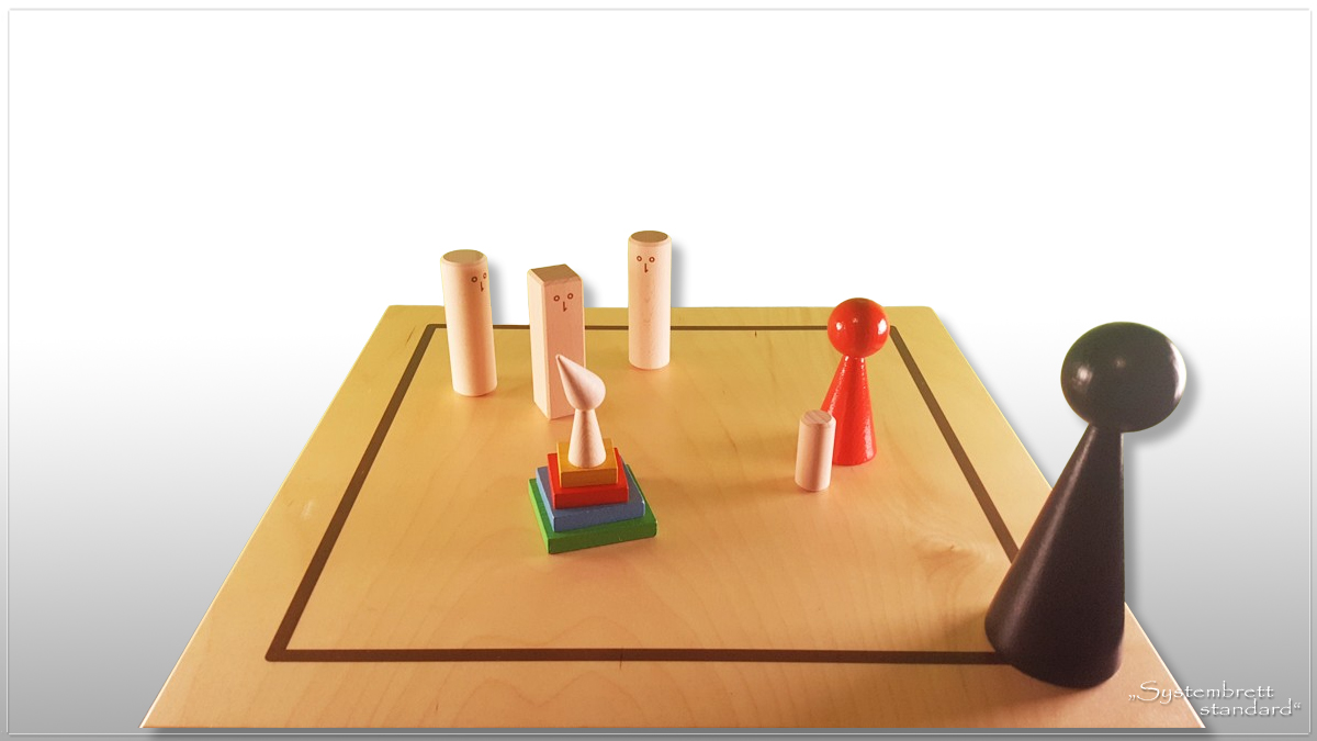 www.systembrett.at &middot; Systembrett-Artikel &middot; &bdquo;Systembrett standard&rdquo; im Format 45 x 45 Zentimeter inklusive 24 unbehandelten Holzfiguren aus massiver Buche
