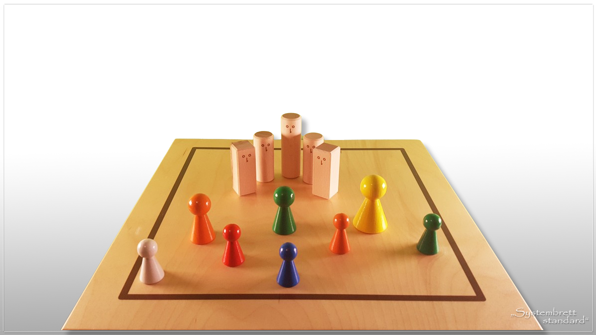 www.systembrett.at &middot; Systembrett-Artikel &middot; &bdquo;Systembrett standard&rdquo; im Format 45 x 45 Zentimeter inklusive 24 unbehandelten Holzfiguren aus massiver Buche
