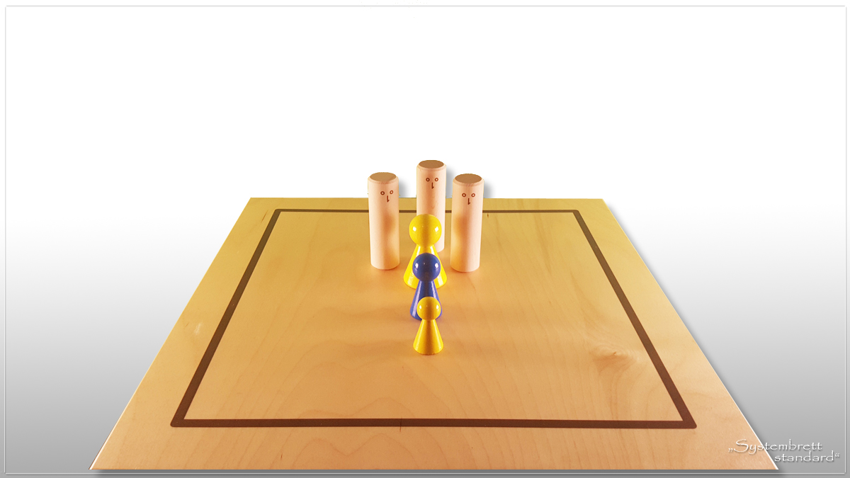 www.systembrett.at &middot; Systembrett-Artikel &middot; &bdquo;Systembrett standard&rdquo; im Format 45 x 45 Zentimeter inklusive 24 unbehandelten Holzfiguren aus massiver Buche