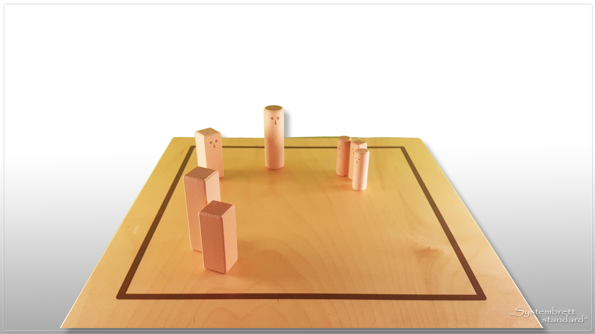 www.systembrett.at &middot; Systembrett-Artikel &middot; &bdquo;Systembrett standard&rdquo; im Format 45 x 45 Zentimeter inklusive 24 unbehandelten Holzfiguren aus massiver Buche