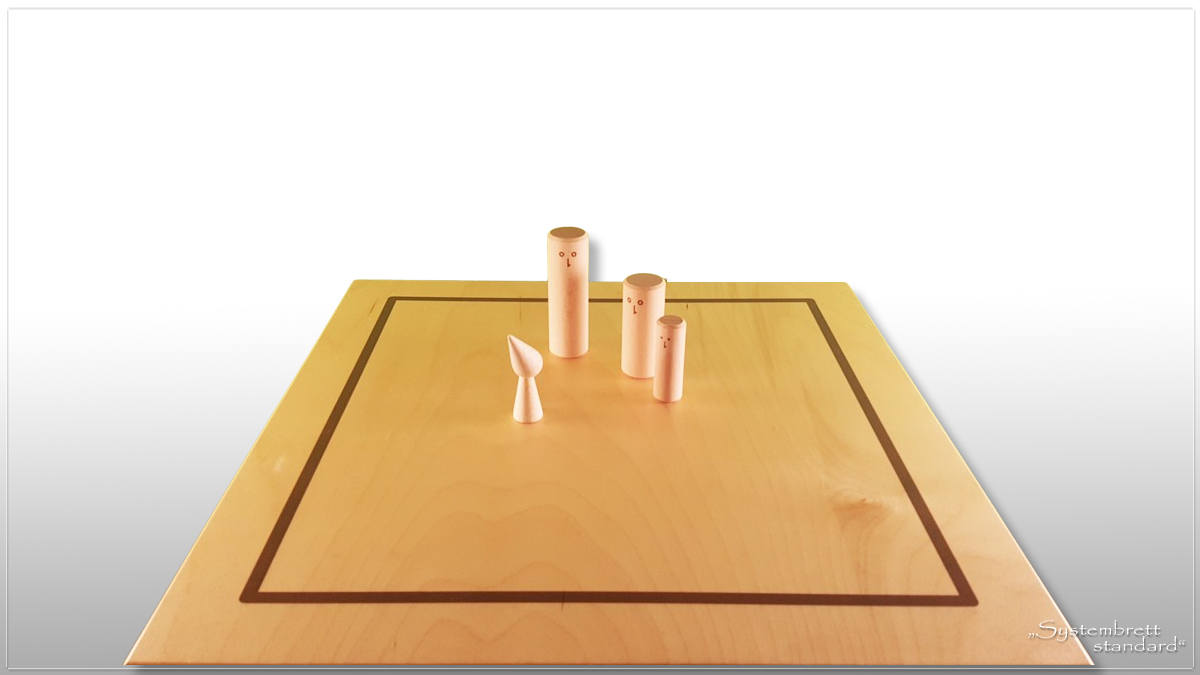 www.systembrett.at &middot; Systembrett-Artikel &middot; &bdquo;Systembrett standard&rdquo; im Format 45 x 45 Zentimeter inklusive 24 unbehandelten Holzfiguren aus massiver Buche